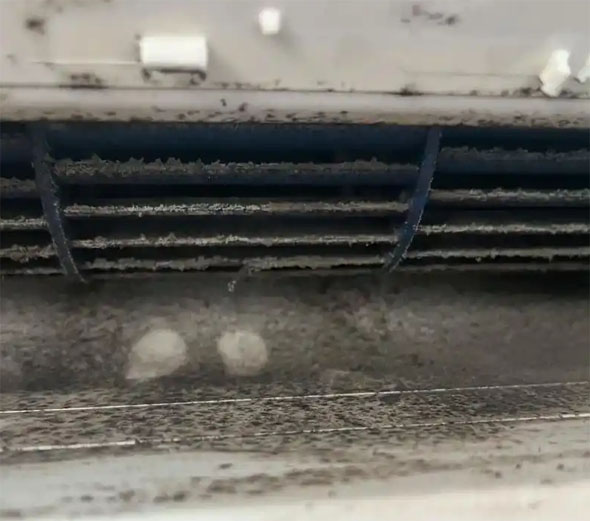 郑州市空调吹的风有股烧焦味是怎么回事